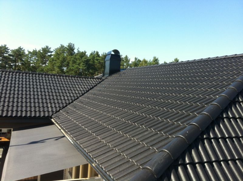 Högtryckstvätt av tegeltak till radhus i Haninge Norrby, Stockholm